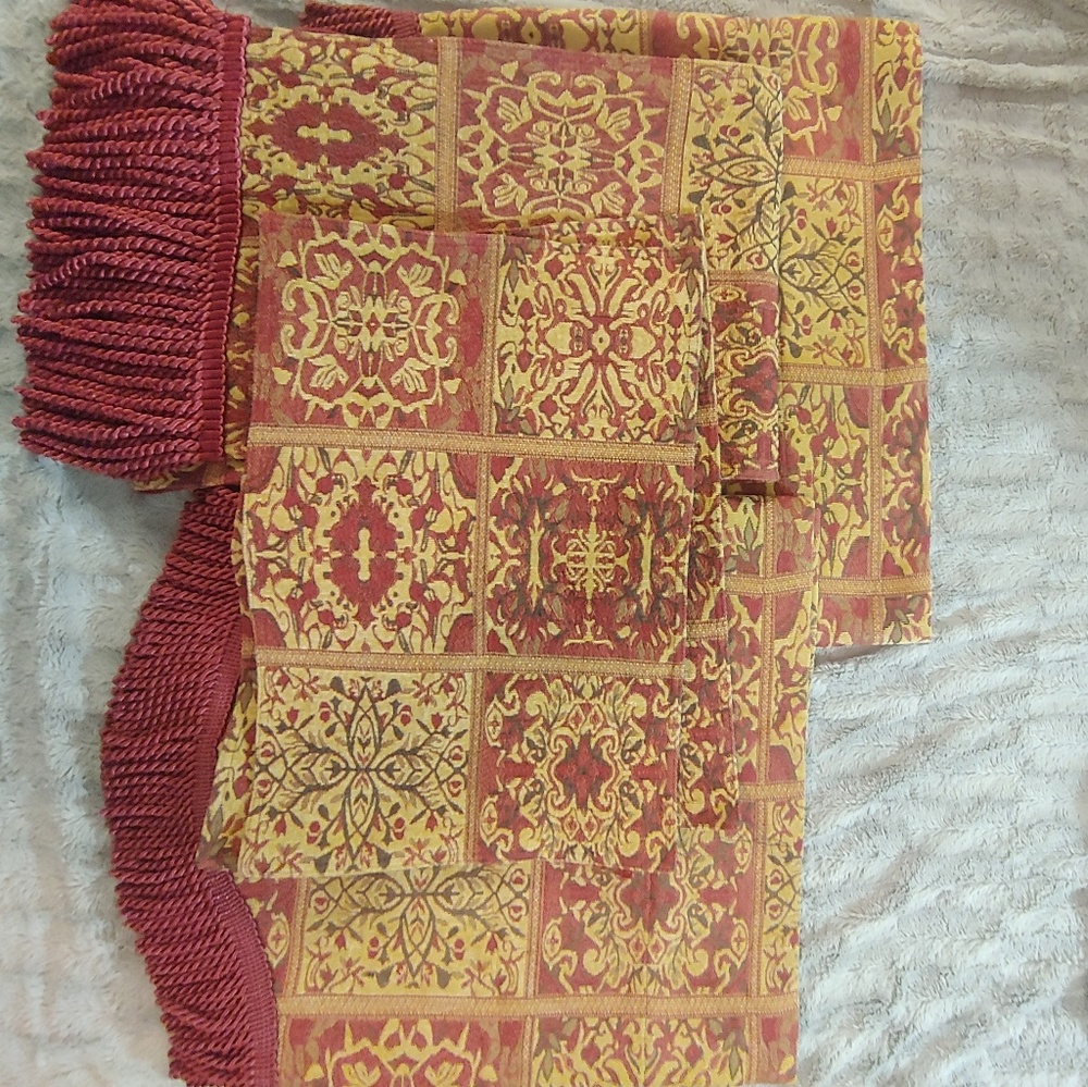 Jacquard Dining Room set Valance, Table Runner etc